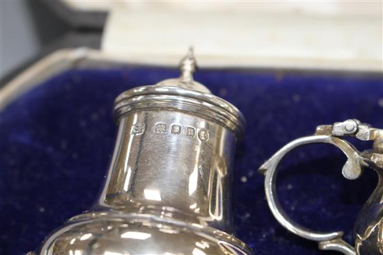 A cased George V silver five piece condiment set, Robert Pringle & Sons, London, 1935 and one spoon, (2 spoons missing), 9 oz.